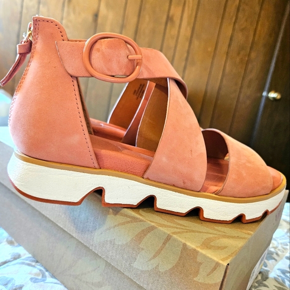 strawberryrn73's tweet photo. So good I had to share! Check out all the items I'm loving on @Poshmarkapp #poshmark #fashion #style #shopmycloset #sofft: https://t.co/59PBLaZJTS https://t.co/njlPoUZtdO