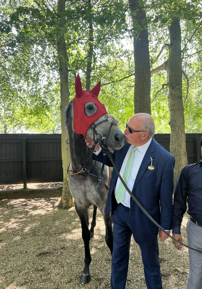 A kiss for Popmaster from @LaurenceBellman after his stylish win yesterday at Ascot