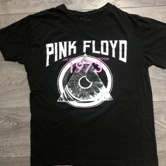 Moni98422873's tweet photo. So good I had to share! Check out all the items I'm loving on @Poshmarkapp #poshmark #fashion #style #shopmycloset #pinkfloyd: https://t.co/nklooA2FMR https://t.co/z7ike4D98p