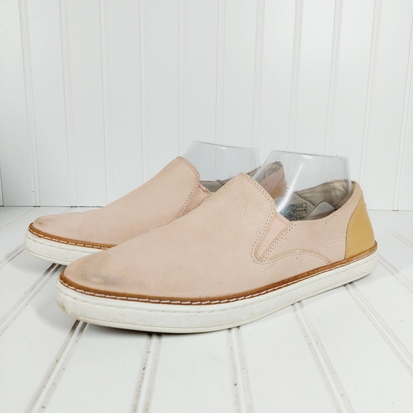 HenryWyatt's tweet photo. So good I had to share! Check out all the items I'm loving on @Poshmarkapp #poshmark #fashion #style #shopmycloset #ugg: https://t.co/lmfu3Vtwww https://t.co/pFtsqXSME0