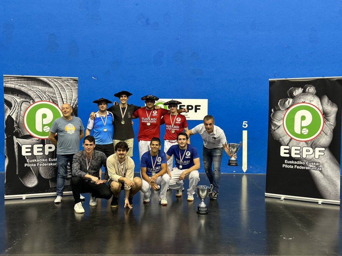 EPfederakuntza's tweet photo. 🏆 2023ko EHko ERREMINTAKO HERRIARTEKO TXAPELKETA

✔️ Finalak / Finales:

⚾️ LARRUZKO PALETA

🔴 DONOSTIA (Brosa-Navarro) 27
🔵 SESTAO (Olaeta-Olazabal) 35

⚾️ PALA MOTZA

🔴 DONOSTIA (Zumeta-Ibargarai) 40
🔵 SESTAO (Zabala-Ruiz) 11

🥇 DONOSTIA
🥈 SESTAO https://t.co/etJp9U2PZ2
