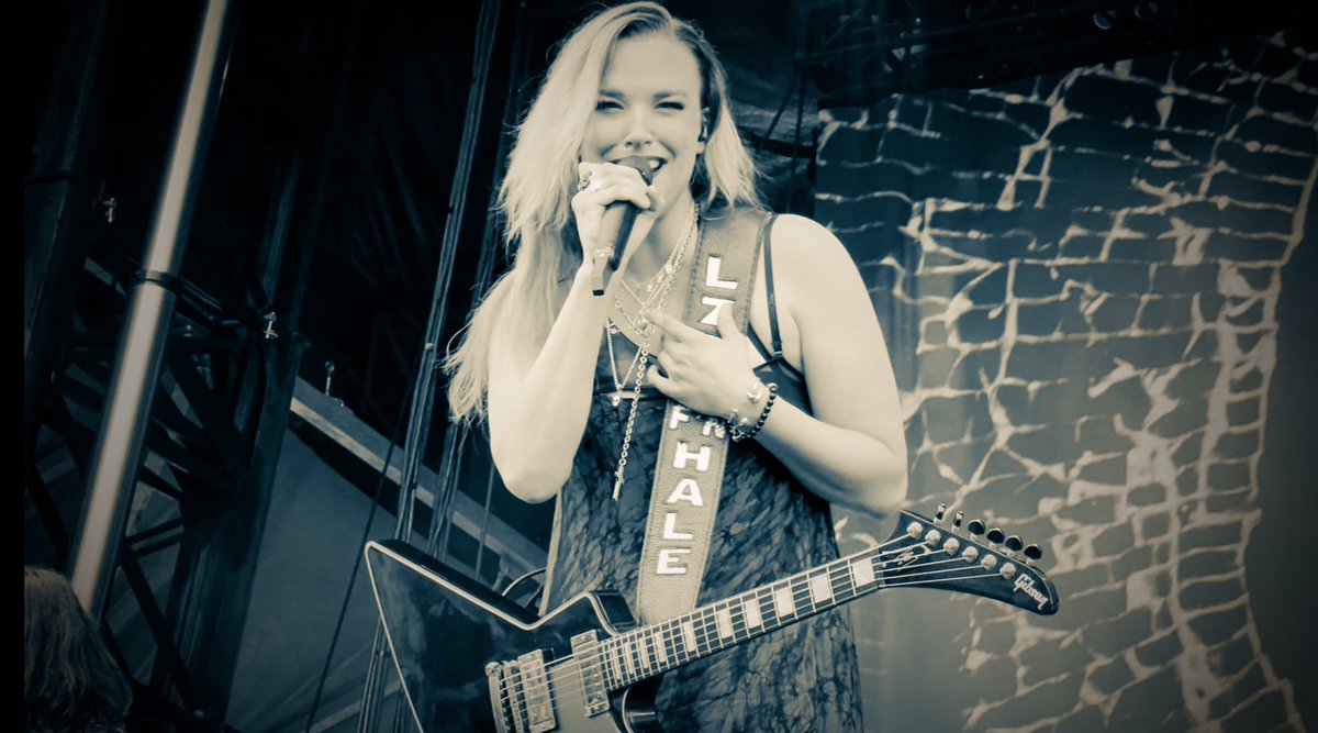 Here’s another one of my favourite photos I had captured of the lovely <a href="/LZZYHALE/">Lzzy Hale</a> at the Toronto show the other night. #halestorm #lzzyhale