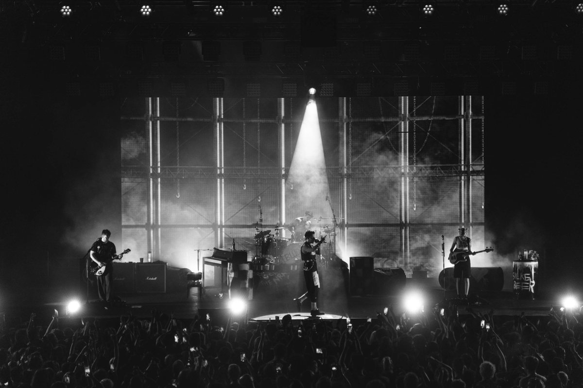 Keeyahtay's tweet photo. 4 photos I grabbed of @yungblud last night @FujifilmX_US #myfujifilmelgacy #meduimformat #yungblud #gfx100s https://t.co/q6L0U5KDzO