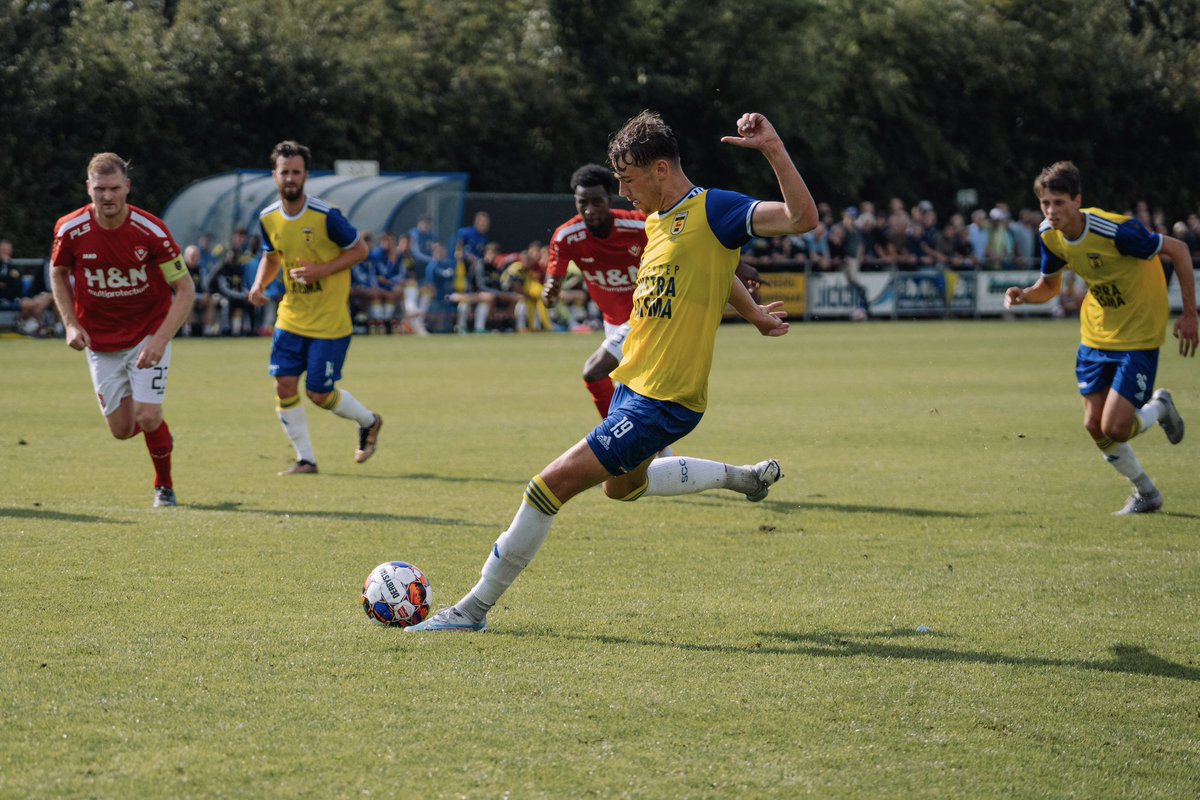 SCCambuurLwd's tweet photo. Een prima zaterdag in 𝑫𝒆 𝑻𝒊𝒍𝒍𝒆! 💛💙

#CAMHAR https://t.co/9nxXEdsjy6