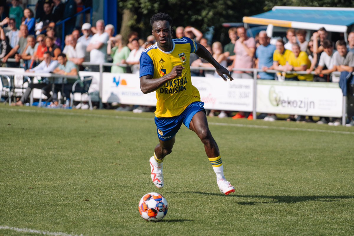 SCCambuurLwd's tweet photo. Een prima zaterdag in 𝑫𝒆 𝑻𝒊𝒍𝒍𝒆! 💛💙

#CAMHAR https://t.co/9nxXEdsjy6