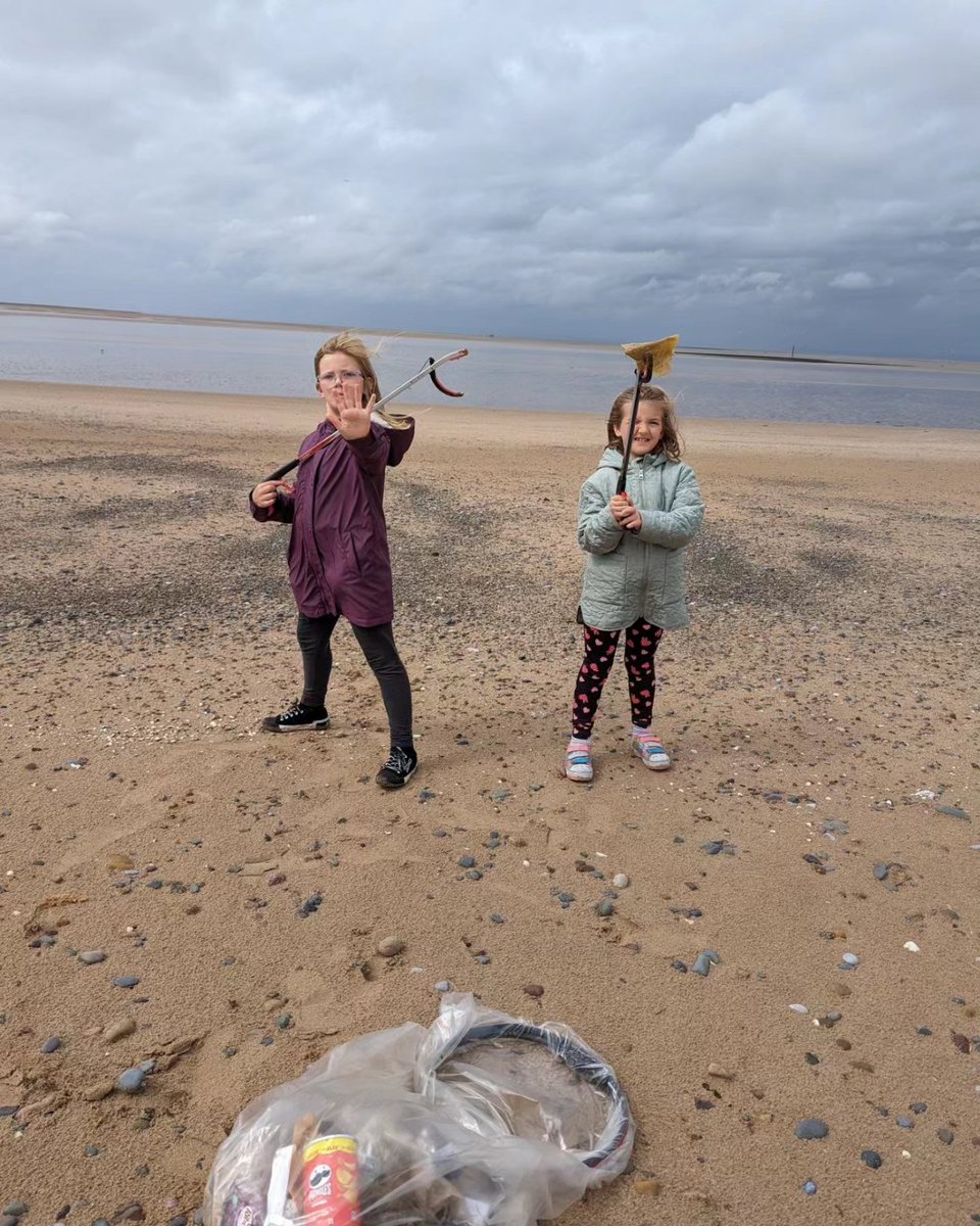 pickerteers's tweet photo. Two girls (7 &amp; 9) Two litter pickers, 1 bag, heavy rain and strong winds. Nothing will stop them from #savingtheplanet and taking #PlasticPollution off of the #beach. #environment #beachclean #children #Fleetwood #TheThreePickerteers https://t.co/LBcks0DH8X