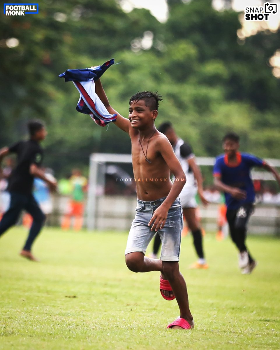 MonkFootball's tweet photo. A young @MohammedanSC fan celebrates his team's important 1-0 win against United Sports Club 😍

#CalcuttaFootballLeague #IndianFootball #FootballMonk https://t.co/JWPckWCAWJ