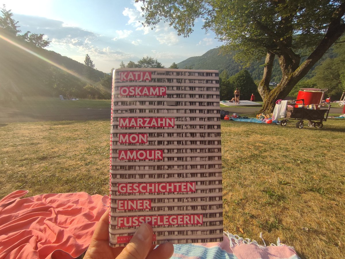 arielloo's tweet photo. Beglückende #Freibad Lektüre...  Katja Oskamps berührende Lang #reportage, in der sie die Welt von den Füßen aus betrachtet.. @hanserliteratur

1/2 https://t.co/buazyVwtFk