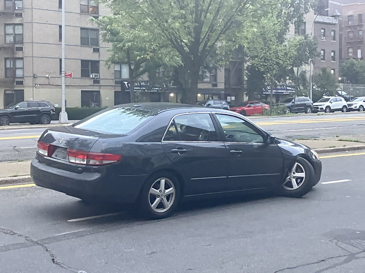 ShannonLGilstad's tweet photo. @NYCSanitation this vehicle has been sitting on the southbound service road of Grand Concourse bust below Van Cortlandt Avenue East for ~ 24 hours. The axle appears cracked and the license plates stripped. Buses and cars are swerving around it. https://t.co/QiboXwL6Wn