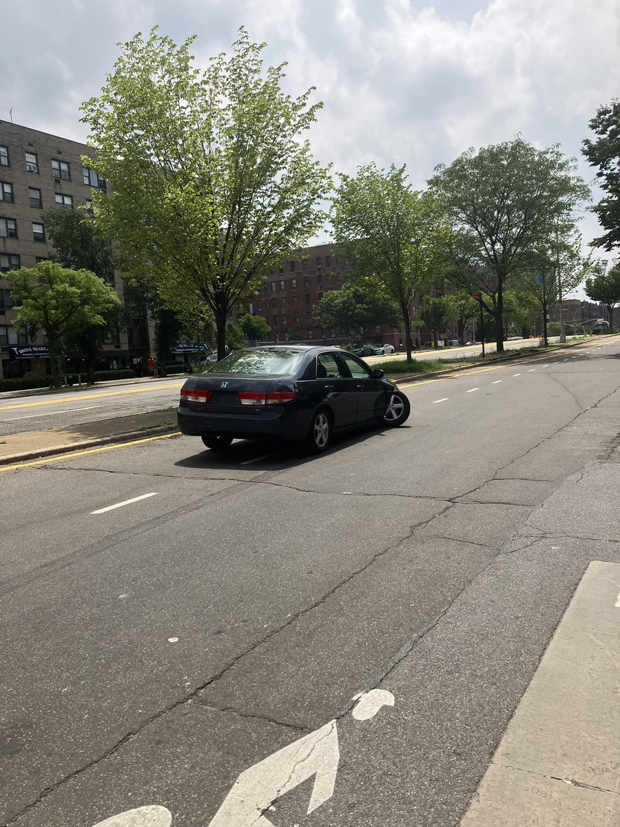 ShannonLGilstad's tweet photo. @NYCSanitation this vehicle has been sitting on the southbound service road of Grand Concourse bust below Van Cortlandt Avenue East for ~ 24 hours. The axle appears cracked and the license plates stripped. Buses and cars are swerving around it. https://t.co/QiboXwL6Wn