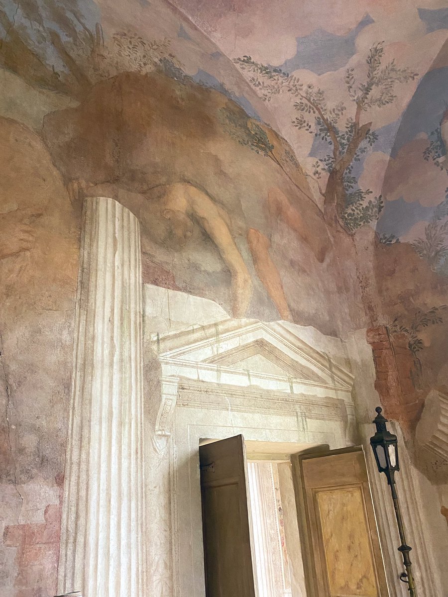 dnorell's tweet photo. Frescoes complicate the reading of Villa Foscari’s ideally proportioned rooms. No wonder Rowe et al. never mentioned these frescoes. https://t.co/A0Fym4FjP1