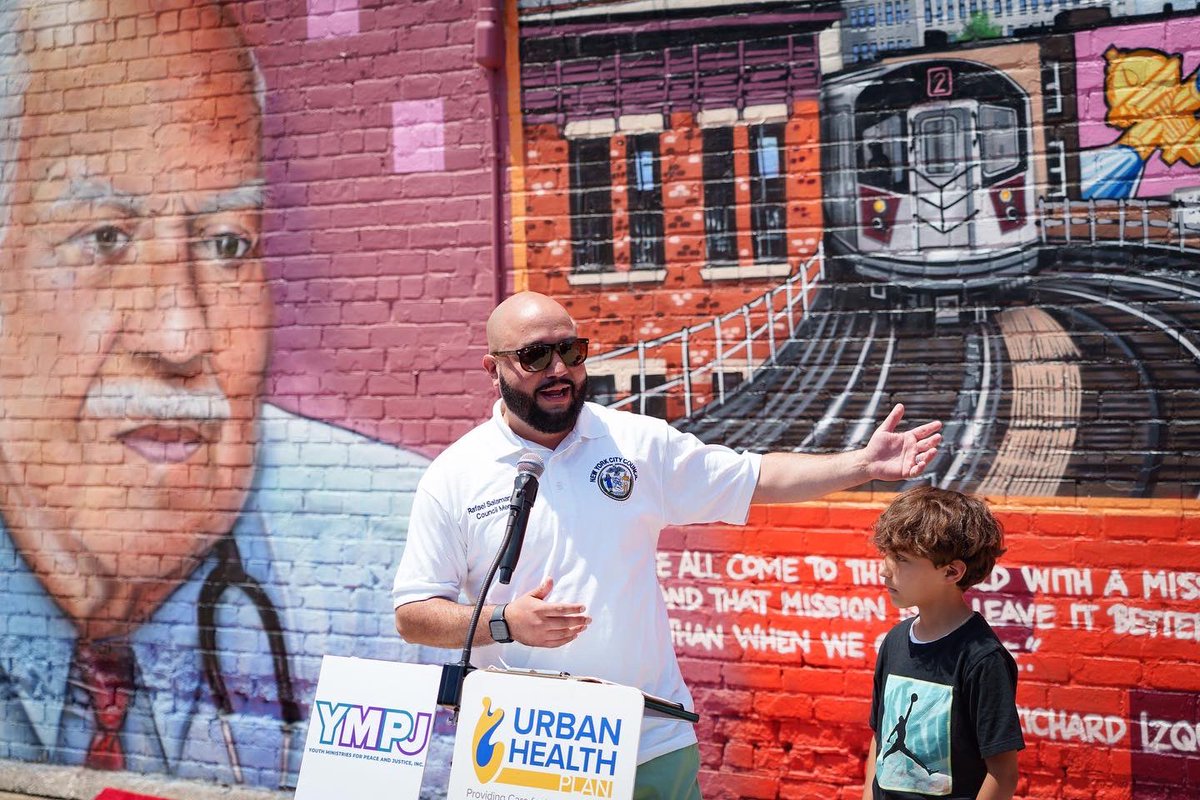 CMSalamancaJr's tweet photo. 📸 Scenes from the unveiling of the beautiful new mural at my District Office. 

(1/2) https://t.co/kmNkigbQTv