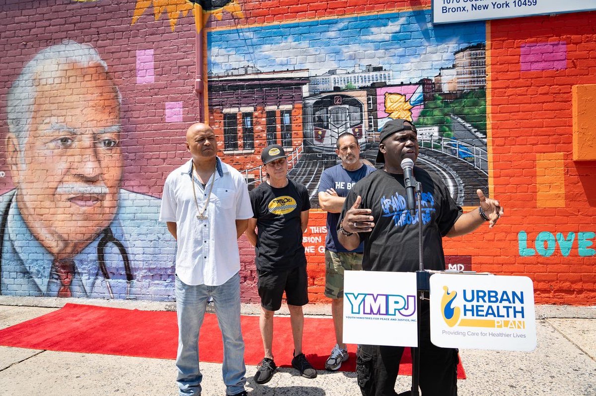 CMSalamancaJr's tweet photo. 📸 Scenes from the unveiling of the beautiful new mural at my District Office. 

(1/2) https://t.co/kmNkigbQTv