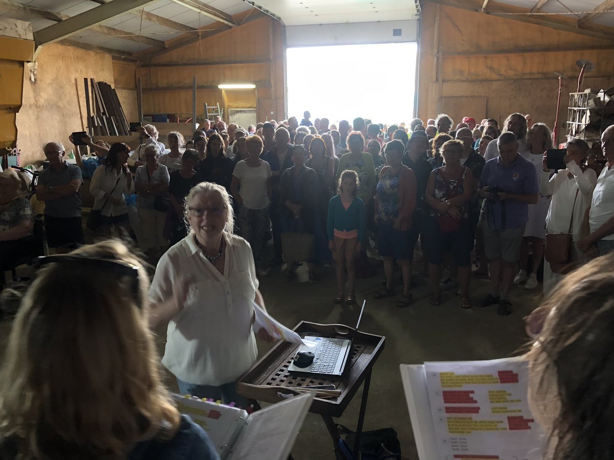 Concert@Zeedurp viel even in het water, een zeer indrukwekkende bui. Maar na een magnifiek optreden van het koor van de hoge noo(d)t in de aardappelschuur ging alles verder zoals bedoelt. Nog heel de avond optredens ‘aan den dijk’.