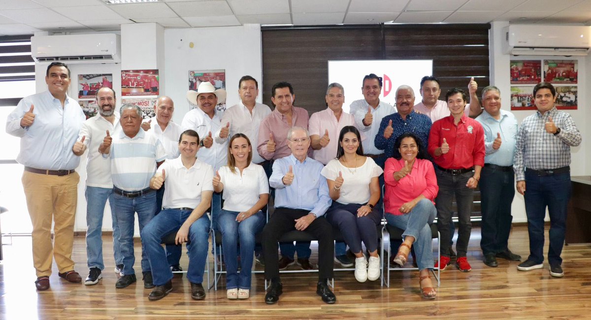 En reunión con los líderes de los sectores y las organizaciones adheridas a nuestro partido, el presidente del PRI #Coahuila, Carlos Robles Loustaunau, estableció el compromiso de seguir trabajando para fortalecer las actividades del Frente Amplio por #México.