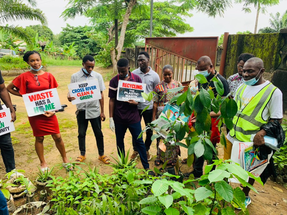 BRC_NG's tweet photo. Today #HappyWorldYouthSkillsDay2023 a group of young and enthusiastic Bio-rescuers gathered in #Calabar to clean, sensitize and channel their skills into solving #EnvironmentalProblems of waste. Where paper, plastic, and fabric waste were recycled into beautiful reusable items. https://t.co/ObYBi9MsOg