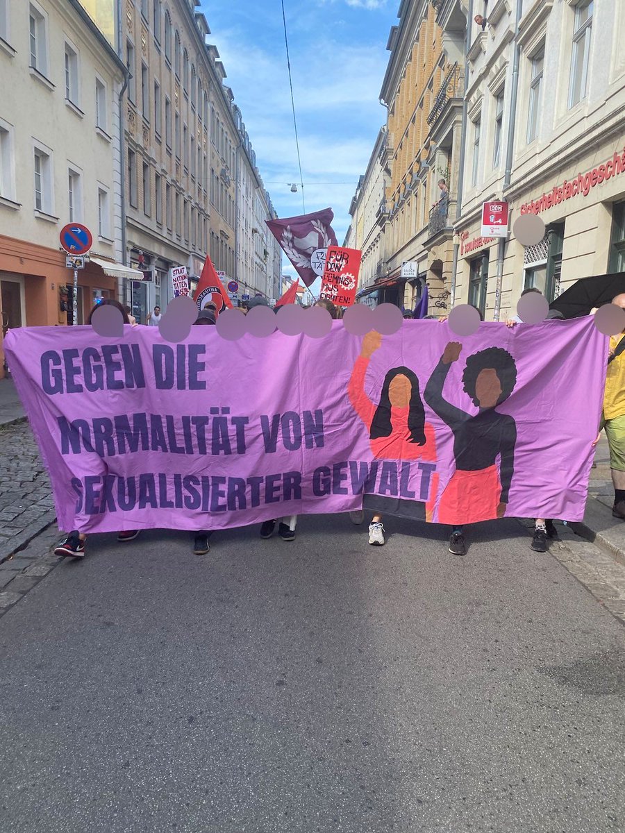 RotesDresden's tweet photo. Trotz der warmen Temperaturen waren heute viele Leute mit uns auf der Straße gegen die Normalität von sexualisierter Gewalt.
Weitere Impressionen folgen die Tage, danke an alle die mit uns auf der Straße waren!
#dd1507 https://t.co/tknOaosGa7