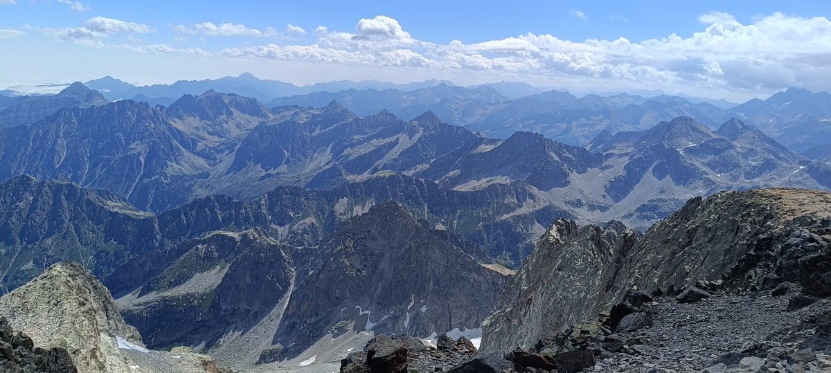 sandp36's tweet photo. Si la vida te deja disfrutar de estos momentos....yo por lo menos me siento afortunado.
Imposible trasladar con fotos lo que vemos y vivimos. Una mole que nos ha sorprendido.
#Balaitus 3144m.
#Pirineos
#Montaña https://t.co/gltfbFIBD1