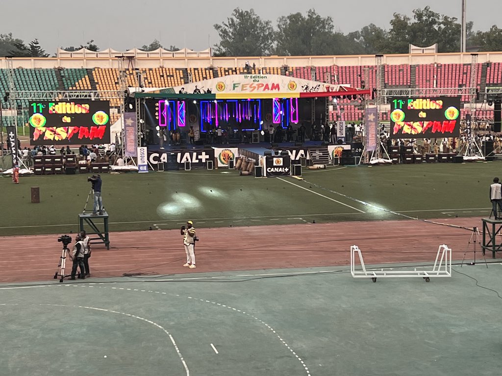 steve111MV's tweet photo. #ChezMoiAuCongo lancement du @fespamofficiel1 #Fespam. #ChatGPT dit que la musique est un langage universel qui exprime les émotions de l'âme à travers des notes harmonieuses, reliant les cœurs et transcendant les barrières linguistiques. Fêtons la musique. #OneLanguage #Africa #Congo #Music #Team242 #Musique #Danse #Brazzaville #StadeAlphonseMassambaDebat