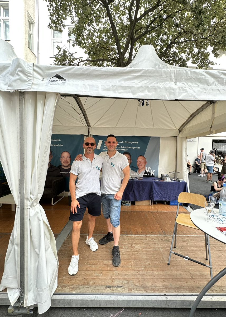 Tolle Stimmung und heißes Klima bei Europas größtem lesbisch-schwulem Straßenfest in #Berlin. Natürlich sind wir vom <a href="/VK_tweets_/">🏳️‍🌈 Berufsverband VK</a> auch wieder mitten drin und  begeistern #Führungskräfte und #Selbstständige für das großartige #Netzwerk des #VölklingerKreis. 🏳️‍🌈
 #Wirtschaft #gay