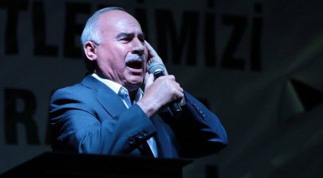 MuhammedSaban_'s tweet photo. Sizlere 15 Temmuz’da ilk selayı okuyan, meşhur hafız İsmail Coşar’ın ibretlik hikayesini anlatayım mı?

15 Temmuz günü, nerden, kimden, nasıl emir aldığı bilinmez (ama kendisine göre içine öyle doğmuş) Kocatepe’de ilk selayı okuyarak, Türkiye’nin kaderini o gün bugündür altüst edecek, o korkunç tuzağın işaret fişeğini, selayı alet ederek, ateşleyen kişi olmuştur. 

Bundan sonra eski ününe yeni bir sahte kahramanlık eklemiş ve etrafına “işte o şanlı direnişi ben başlattım” diye havalar atmaya da başlamıştır.

Tabi ki sembolik de olsa, başlattığı provakasyon tuzağı sayesinde, onlarca masum parçalanarak can vermişti. Ama bu beyefendi, bunlara üzülmek şöyle dursun, yalancı kahramanlığın tadını çıkarıyor, şöhret basamağında adeta ikinci baharını yaşıyordu. +++