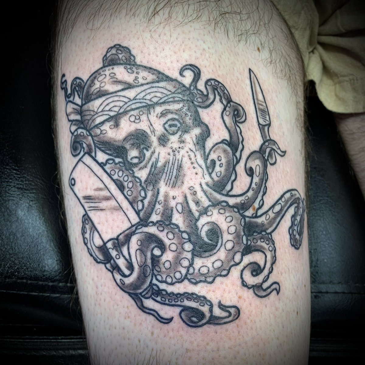 Hayley got to tattoo this awesome octopus sushi chef from her flash! 🐙🍣