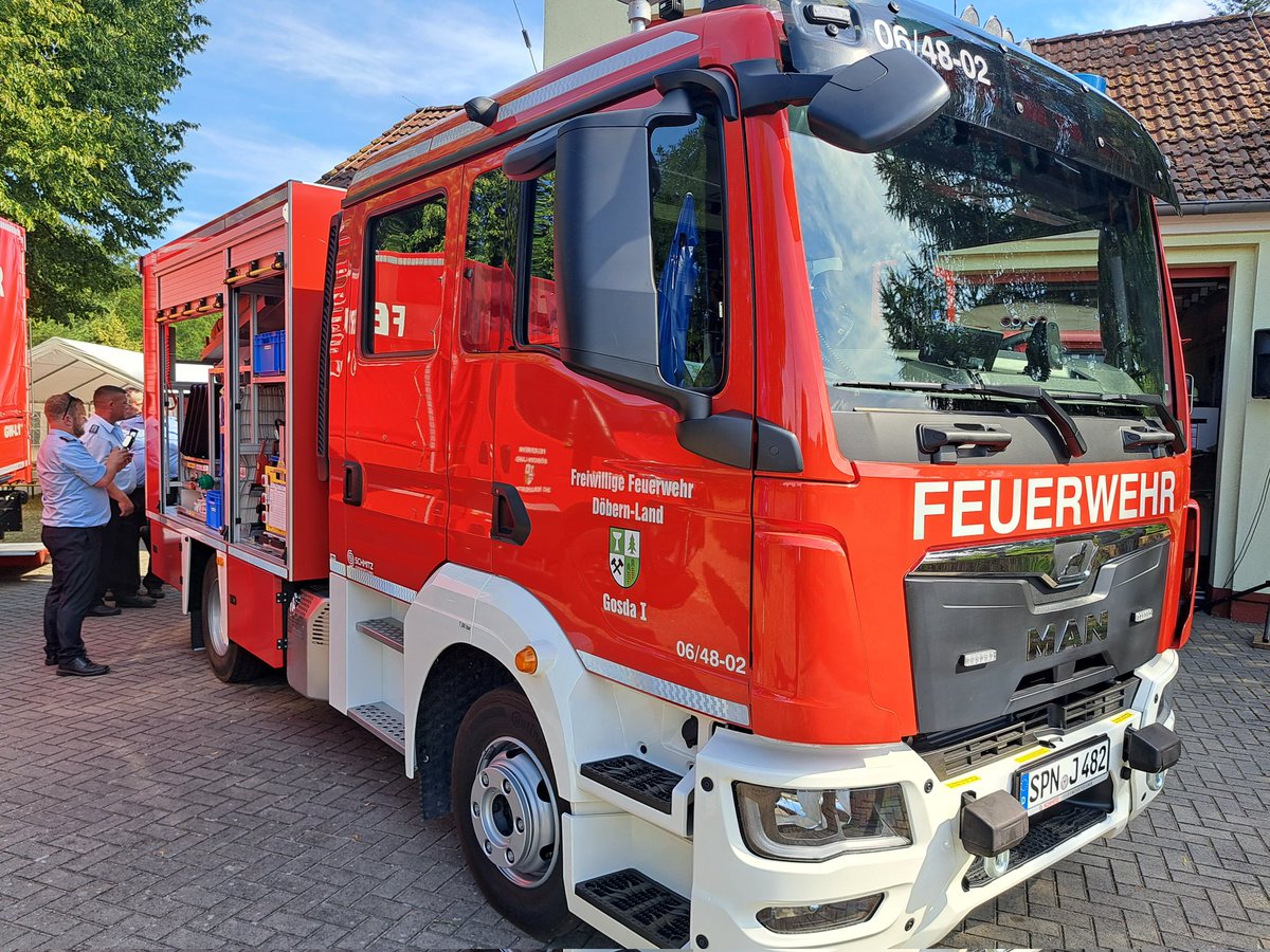 FFDoebernLand's tweet photo. Zwei neue Einsatzfahrzeuge für die FF Amt Döbern-Land und damit ein weiterer Schritt in unserem Sicherheitskonzept zum Schutz unserer Bürgerinnen und Bürger sowie deren Hab und Gut.
Allzeit gute Fahrt 🍀🚒🚒 https://t.co/mAqxMjW9b2