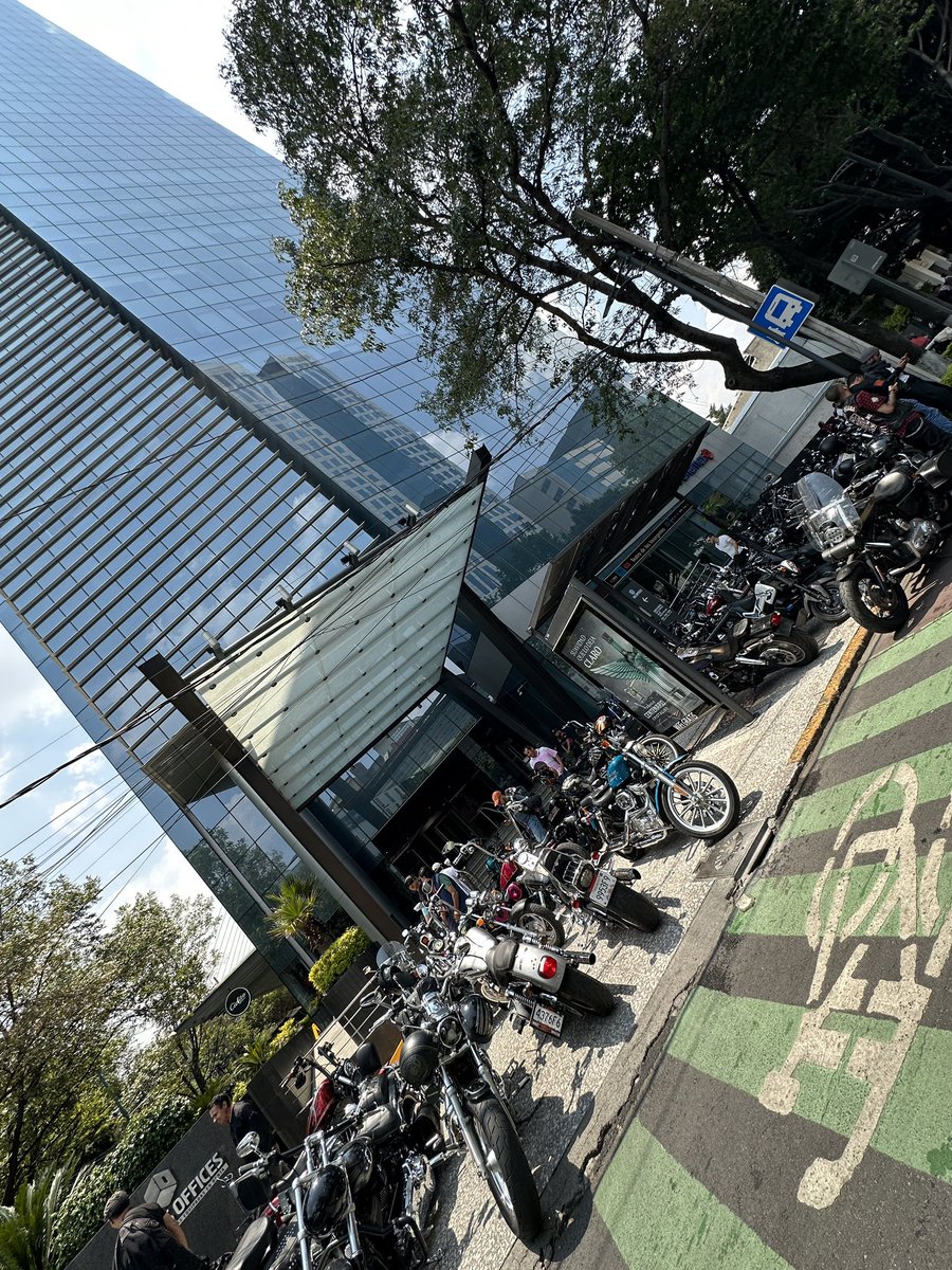 Así los abusadores de la tienda de <a href="/harleydavidson/">Harley-Davidson</a> de Av Insurgentes <a href="/supercivicosmx/">Los Supercívicos</a> <a href="/BJAlcaldia/">Alcaldía de Benito Juárez</a> permite estos abusos?