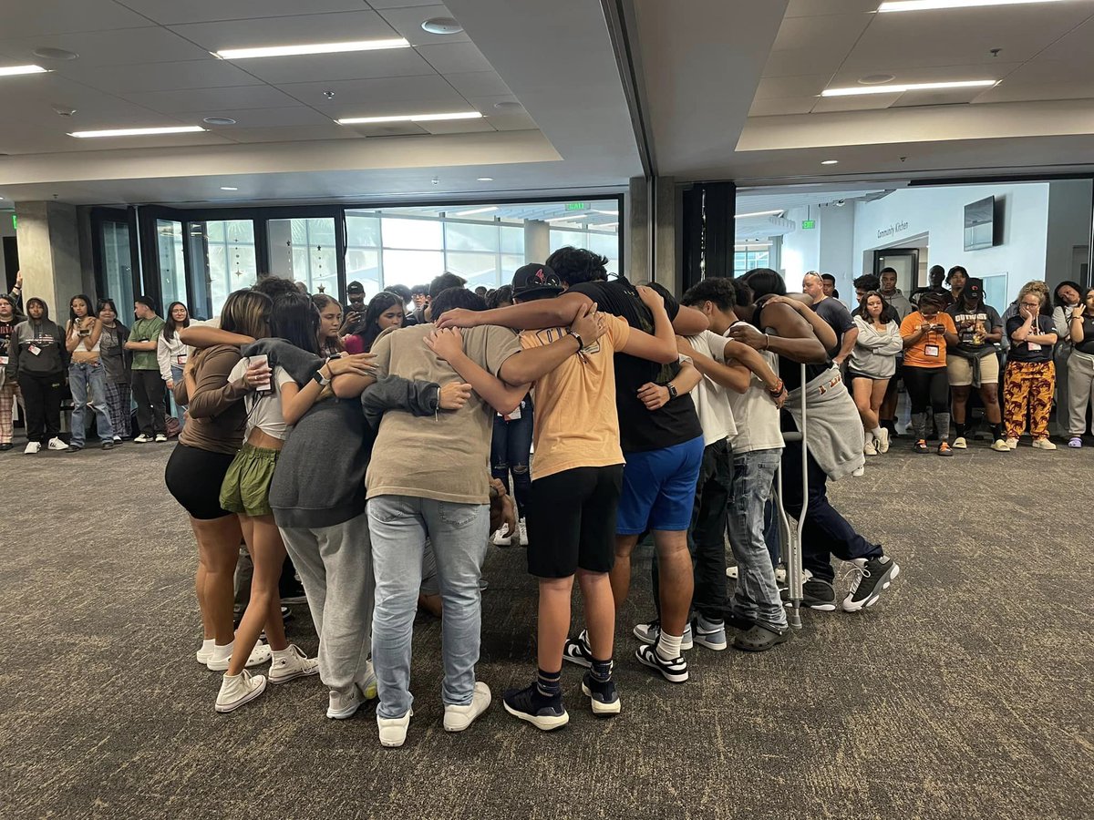 bgcmartincounty's tweet image. We're proud to facilitate the #PeerForward program at high schools across #MartinCounty. Paired with a mentor to inspire, guide and support ALL students working toward a college path, our vision is that every high school senior will have a plan immediately upon graduation: