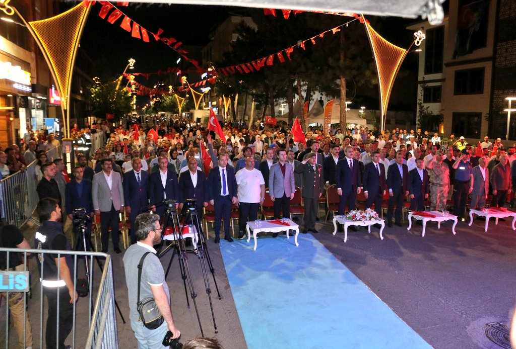 15 Temmuz Demokrasi ve Milli Birlik Günü programı Bayrak Yürüyüşü ve aziz şehitlerimiz anısına düzenlenen saygı duruşu ile başladı. #TürkiyeYüzyılınınKahramanları