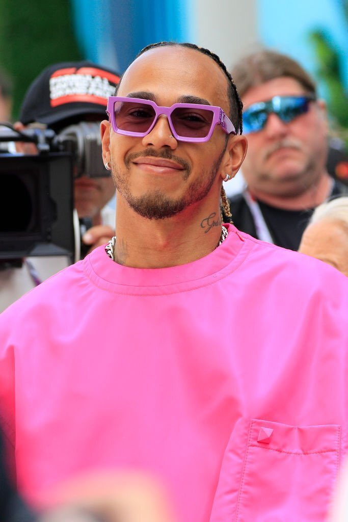 1 ticket for                              1 ticket for
Oppenheimer                        Barbie
please 💣                                please 💖