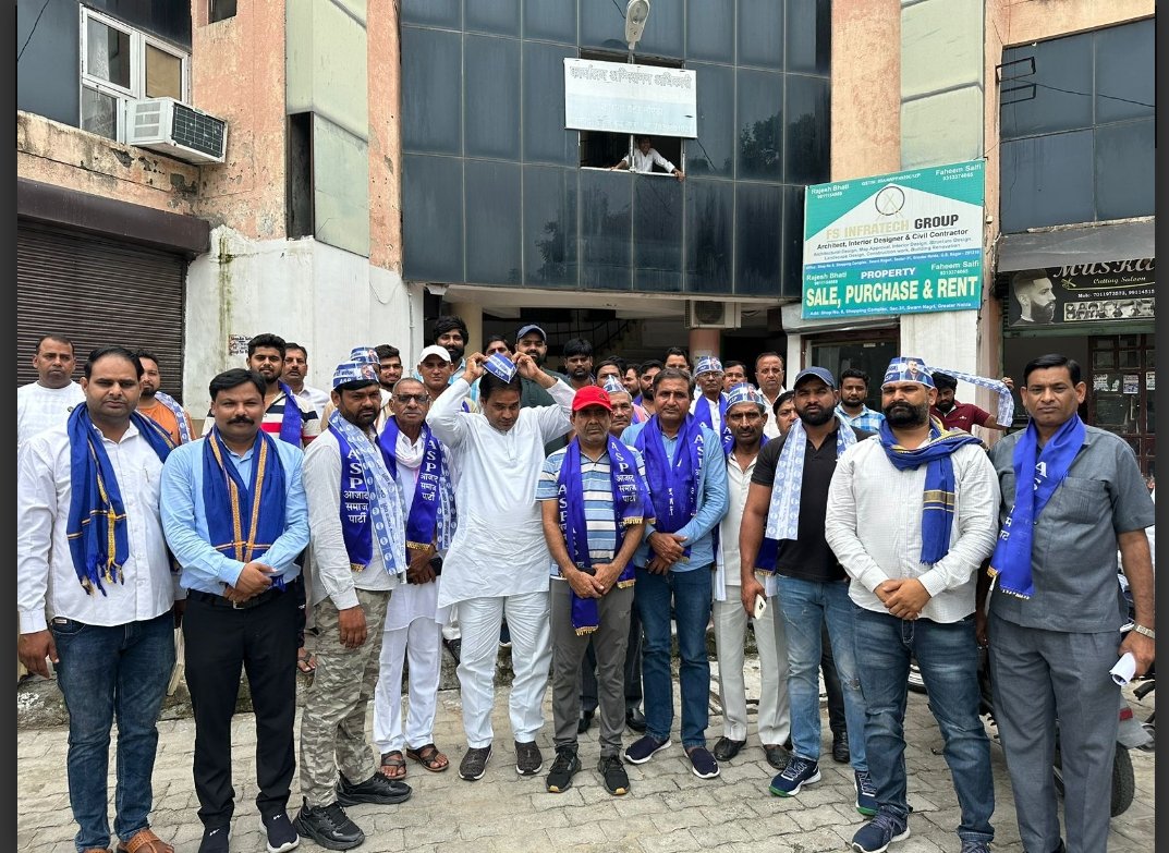 बसपा, भाजपा छोड़कर सैकड़ों गुर्जर समाज के लोगो ने आजाद समाज पार्टी का दामन थामा, राष्ट्रीय महासचिव एडवोकेट रविंद्र भाटी  <a href="/Ravinder_ASPK/">Ravindra Bhati Gurjar</a> जी ने राष्ट्रीय अध्यक्ष चंद्रशेखर आजाद <a href="/BhimArmyChief/">Chandra Shekhar Aazad</a> जी की सुरक्षा के लिए दिनांक 21 जुलाई 2023 को भीम आर्मी व आजाद समाज पार्टी के तत्वाधान में