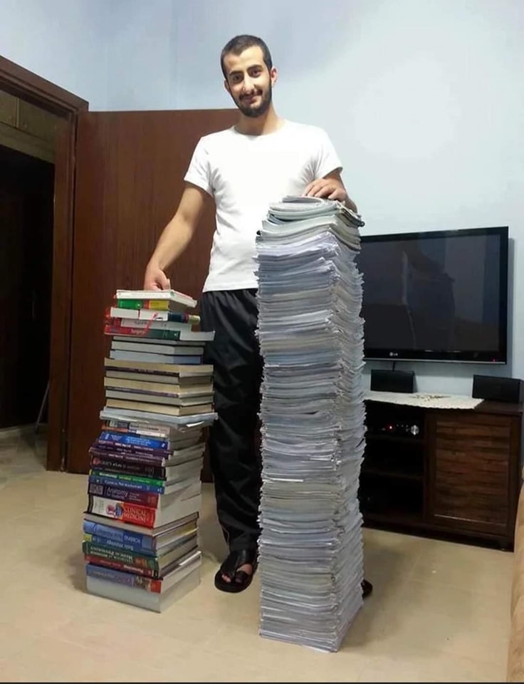 LeContempIateur's tweet photo. Un étudiant en médecine posant à côté de tout ce qu'il a étudié durant 6 années d'études. https://t.co/4jBsbPBtTP
