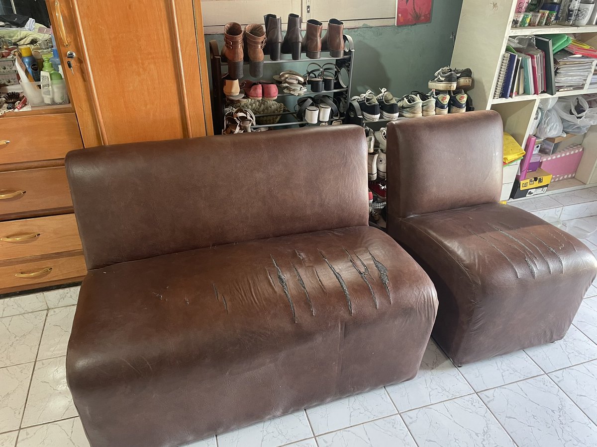 Vendo sofacito y sillón a 300.000! Con un buen tapizado nuevo va a quedar hermoso! Es super cómodo, y especial para espacios pequeños RT porfa
