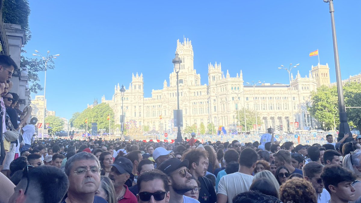 victor_adail's tweet photo. @policiademadrid un aforo en Cibeles por el evento de @redbullESP estaría bien. https://t.co/By6g6xTjkr