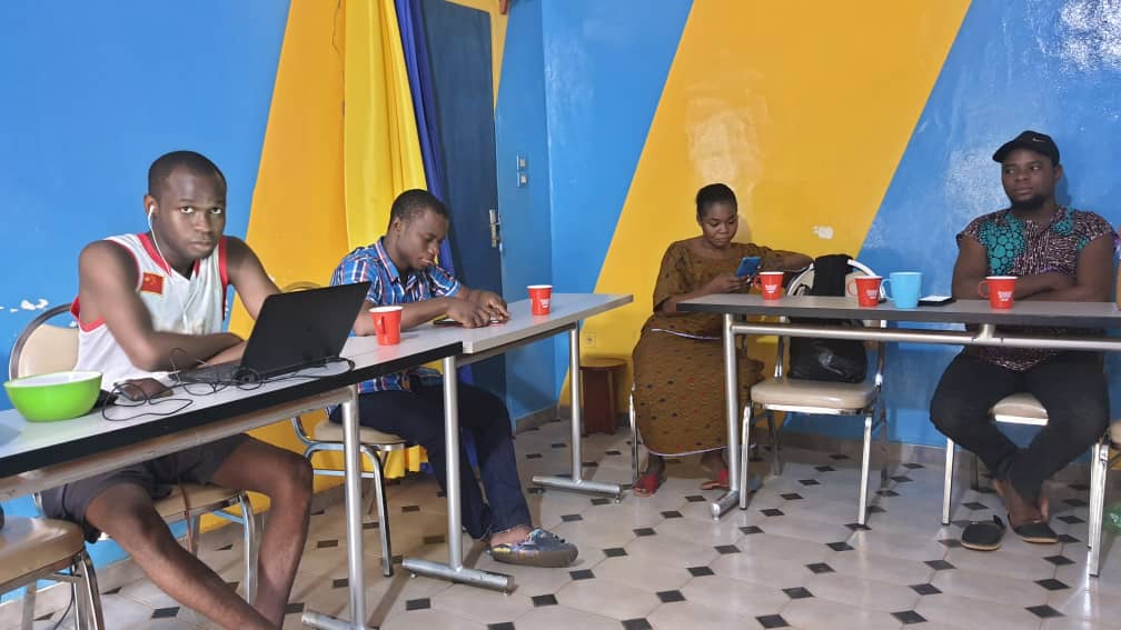 Comment sortir de la galère? Quelles sont les opportunités de business adapté à notre environnement?...
Ah autant de questions philosophiques autour de ce Friday Talk!! 
Eh bien, certains diront que c’est l’effet du tchoukoutou… Mais et si on y pensait tous?