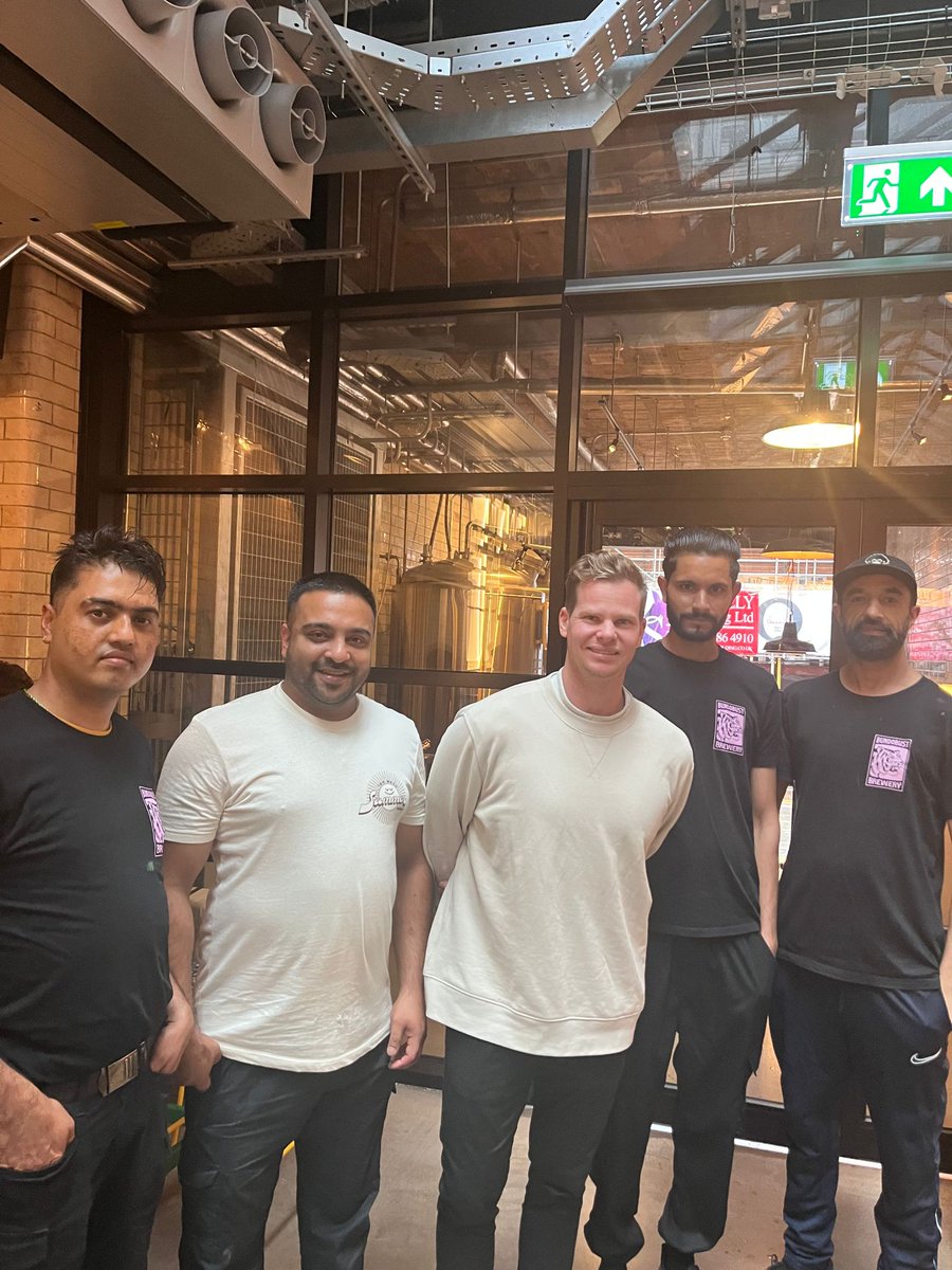 bundobrewery's tweet photo. Aussie cricket team in the house 🏏 The kitchen team were all running out for this pic 🙌🙌 #theashes https://t.co/NOh1ls64m8