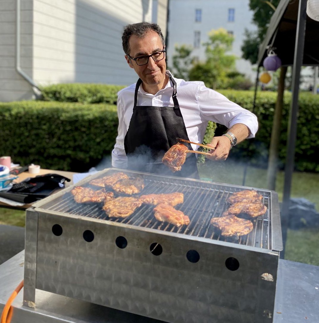 Ist dieses Foto der wahre Grund für die aktuelle Bayern-Umfrage😉? 

Im Ernst: Polarisierung à la <a href="/CSU/">CSU</a> bringt uns nicht weiter. Am Ende nützt es nur denen, die kein/e Demokrat/in gewinnen sehen will.

Ich empfehle die Liberalitas Bavariae - Leben &amp; Leben lassen! 

#HoffestimBMEL