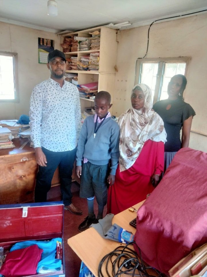 bushydaprince's tweet photo. H.E Abdi Guyo has paid full school fees for this young boy from Bulapesa ward.The governor spotted the young boy during the last UDA's meeting in Isiolo.The governor has promised to pay all his school fees, both primary and secondary and behold.  #governorguyodelivers https://t.co/o3rpBNuB9i