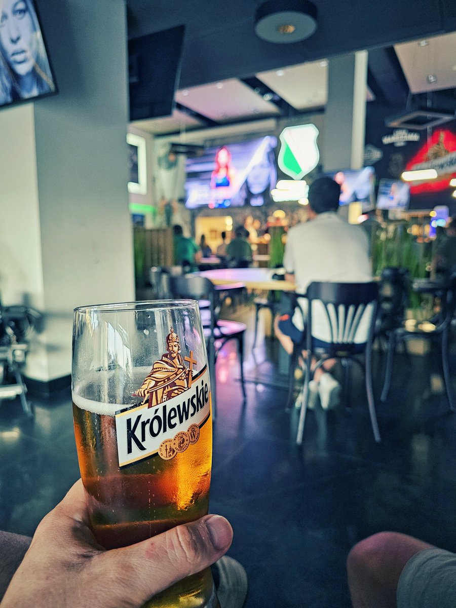 SP_LUK's tweet photo. Była kawka, jest Król 👑 Po zwycięstwo @LegiaWarszawa! 🇭🇺

#DzieńBarwowy ❤️🤍💚
#LegiaSportsBar 🍻 https://t.co/58uree3qAL