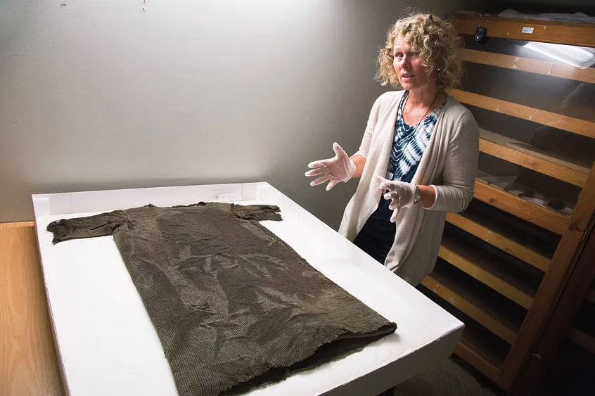 Having a thread about a stone age girl going viral and having a thread about the fashion industry going viral makes me want to do a thread connecting both of these subjects to talk about one of my favorite prehistoric articles of clothing: the Lendbreen Tunic.