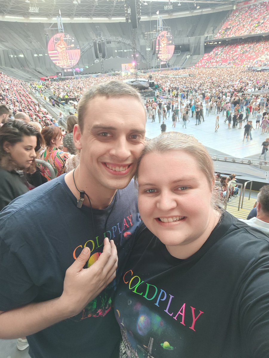 MovanWoesik's tweet photo. We zijn er klaar voor! #ColdplayAmsterdam https://t.co/C5OZNJANSB