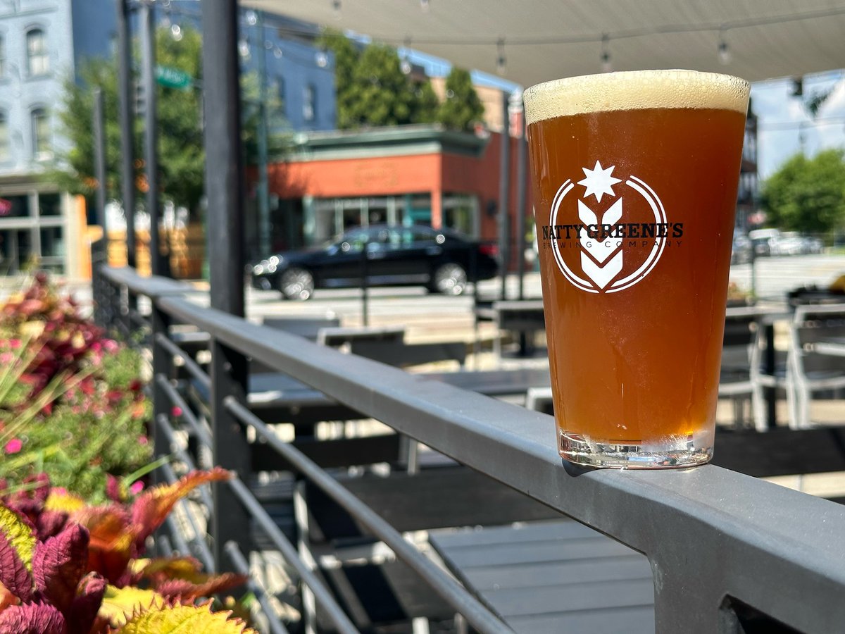 Wabbit Season!
No Duck season! FIRE!💥 
-
Our carrot cake amber IPA, made in collaboration with @littlebrotherbrew, is hopping with flavor. Featuring roasted carrots from our own kitchen, epiphany malt from LB, and a carrot cake spice blend made by John.  Only available on tap!