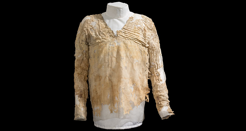 Starting off with the technicalities, the Lendbreen Tunic is actually from the Iron Age, not the Stone Age. As far as I know, we don’t have any Stone Age clothing still in existence. The oldest garment we have is from the Bronze Age and is called the Tarkhan Dress.