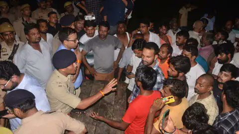 Boiled___Potato's tweet photo. #Meerut में #kavadYatra ले जा रहे कांवड़ियों के ऊपर तार टूटकर गिरने से बड़ा हादसा इस हादसे में 5 की मौत और कई लोगों के झु���सने की खबर है। हाईटेंशन लाइन से कांवड़ियों का डीजे टकराया और अब इस हादसे के बाद आक्रोशित ग्रामीणों ने कांवड़ियों के साथ मिलकर सड़क पर जाम लगाया है। https://t.co/Tb6c6peWSS