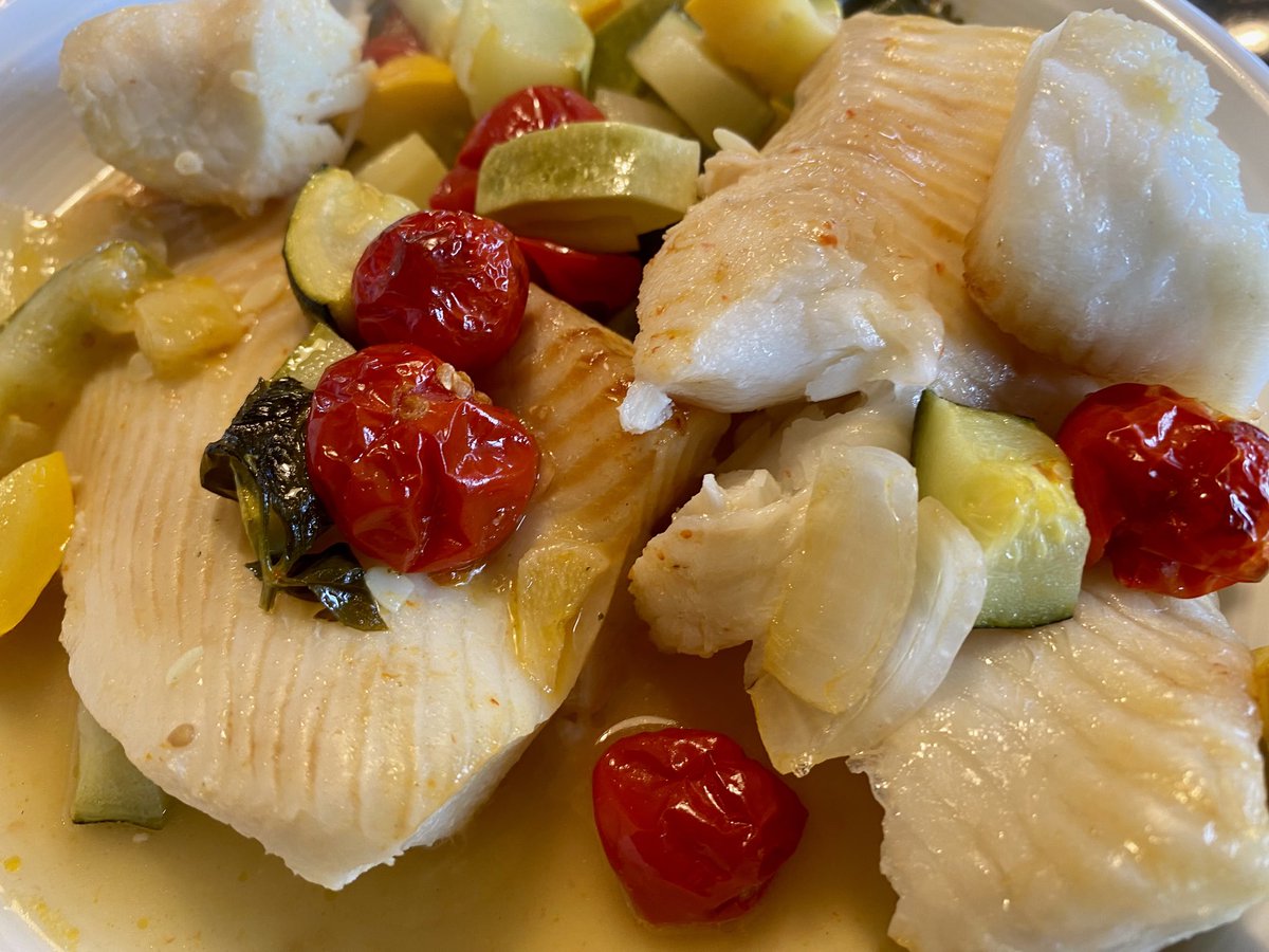 NilsKaupe's tweet photo. A perfect meal on a hot summer day: halibut steamed in white wine vegetable broth on tricolor zucchini vegetables with some onions and cocktail tomatoes, served with some delicious baguette #Dinner #delicious #Food https://t.co/viNWsRs87J