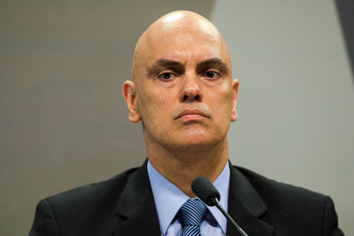 choquei's tweet photo. 🚨ATENÇÃO: Alexandre de Moraes e sua família são agredidos por brasileiros em aeroporto de Roma, na Itália.

Ministro do STF foi chamado de “bandido, comunista e comprado” e seu filho foi agredido fisicamente. PF já identificou os agressores e instaurou inquérito. https://t.co/rFMVX38drh