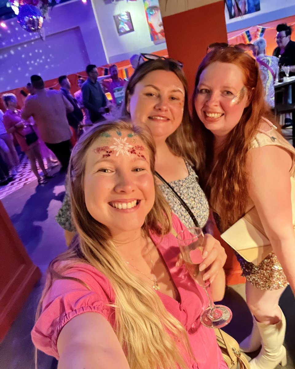 AD | Pr Invite • I was kindly invited to get my rainbow colours on to celebrate #diversity and #inclusion in travel at <a href="/TTGMedia/">TTG</a> famous #travelpride at <a href="/ColoursHoxton/">Colours Hoxton</a> 🌈

It was an evening of celebrations – with amazing glitter artist, tasty food and drinks, DJ and karaoke room!
