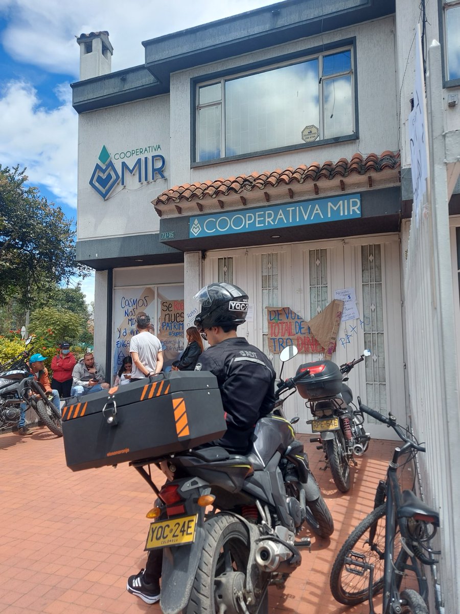 FaArevalo's tweet photo. Increíble que #CooperativaMIR haya estafado a tantas familias, pero lo es más, que esas familias hayan confiado en esta guarida de hampones. Ya debieron largarse del país a disfrutar, mientras @_supersolidaria se hizo de la oreja mocha. https://t.co/VjcIlniIbe