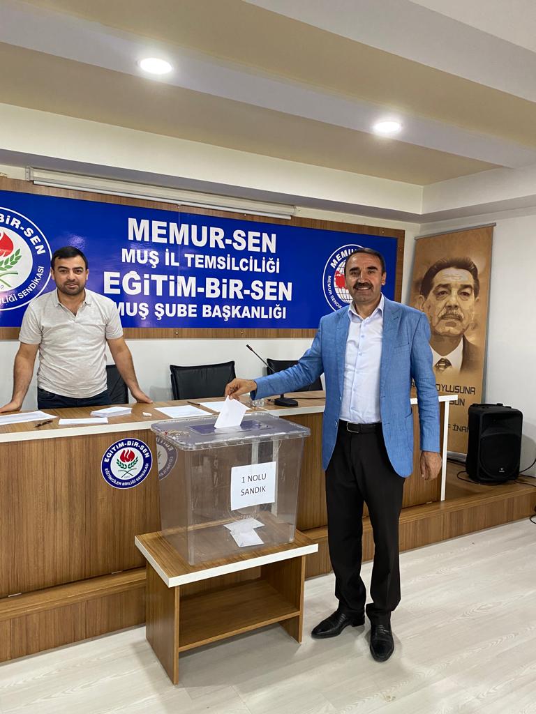 Memur_SenMus's tweet photo. @mahir_bar Memur Sen Muş İl Temsilciliğine seçilerek güven tazeleyen Eğitim Bir Sen Muş 1Şubesi Başkanı Mahir BARIŞAN 'ı tebrik ediyor muvaffakiyetler diliyoruz.
Teşkilâtımıza hayırlı olsun.
@_aliyalcin_ https://t.co/V9e6mjshat